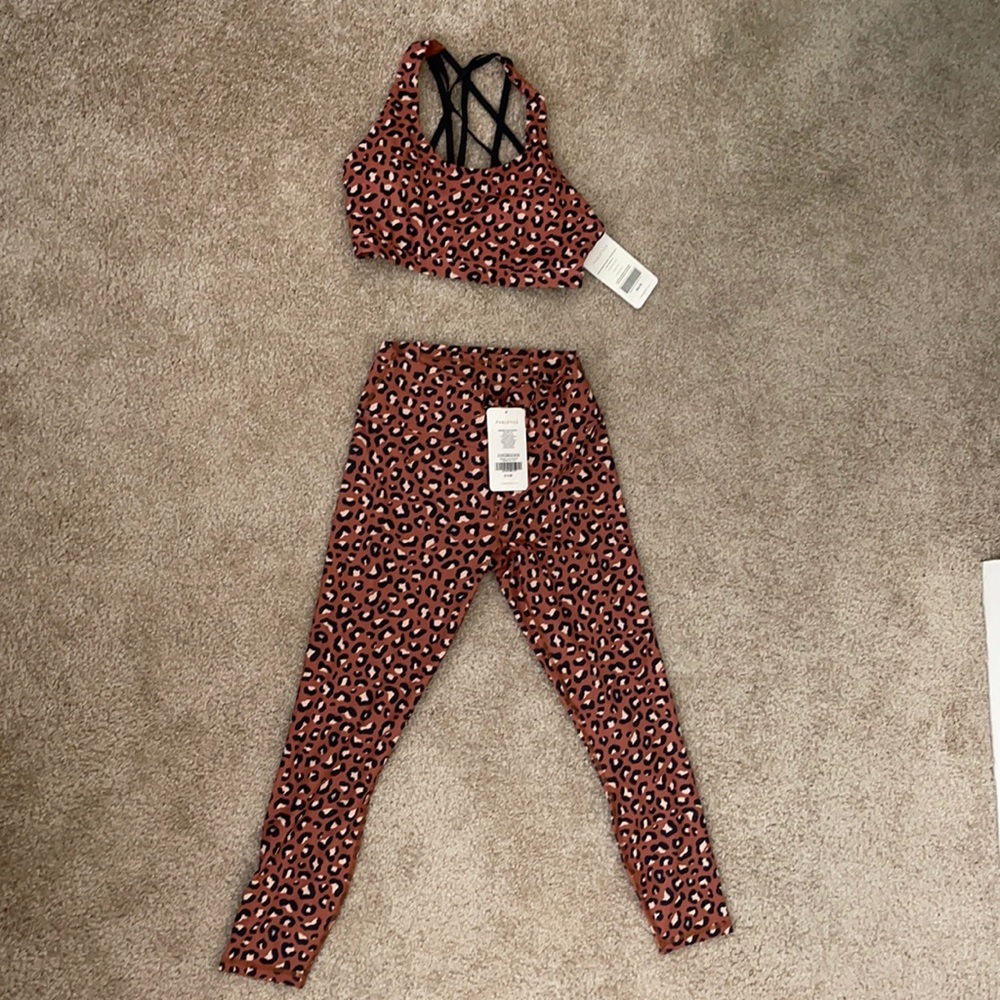 Fabletics leopard print outfit bra and leggings M